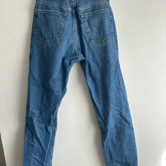 Women’s levi Jeans - Picture 3 of 5